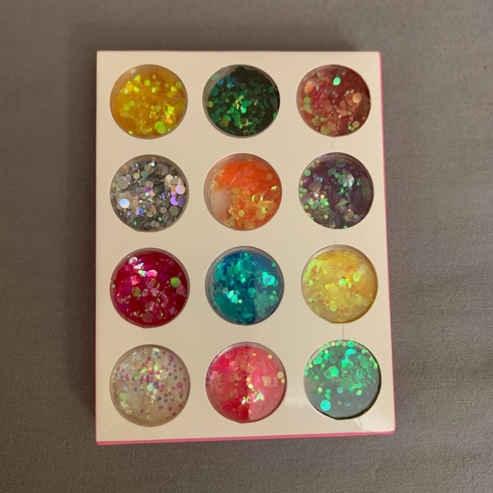 Creative Glitter Nails - Picture 2 of 3